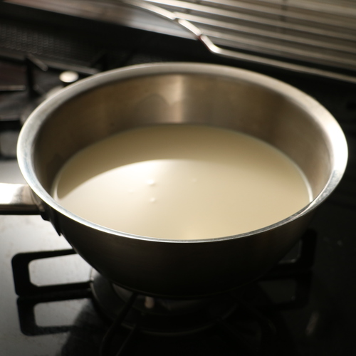 豆乳を鍋に入れ、沸騰直前まで温める。