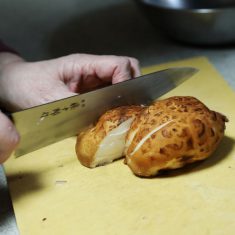 しいたけは軽く水洗いしてからいしづきをとり、大きめにカットする。生姜は千切りにする。