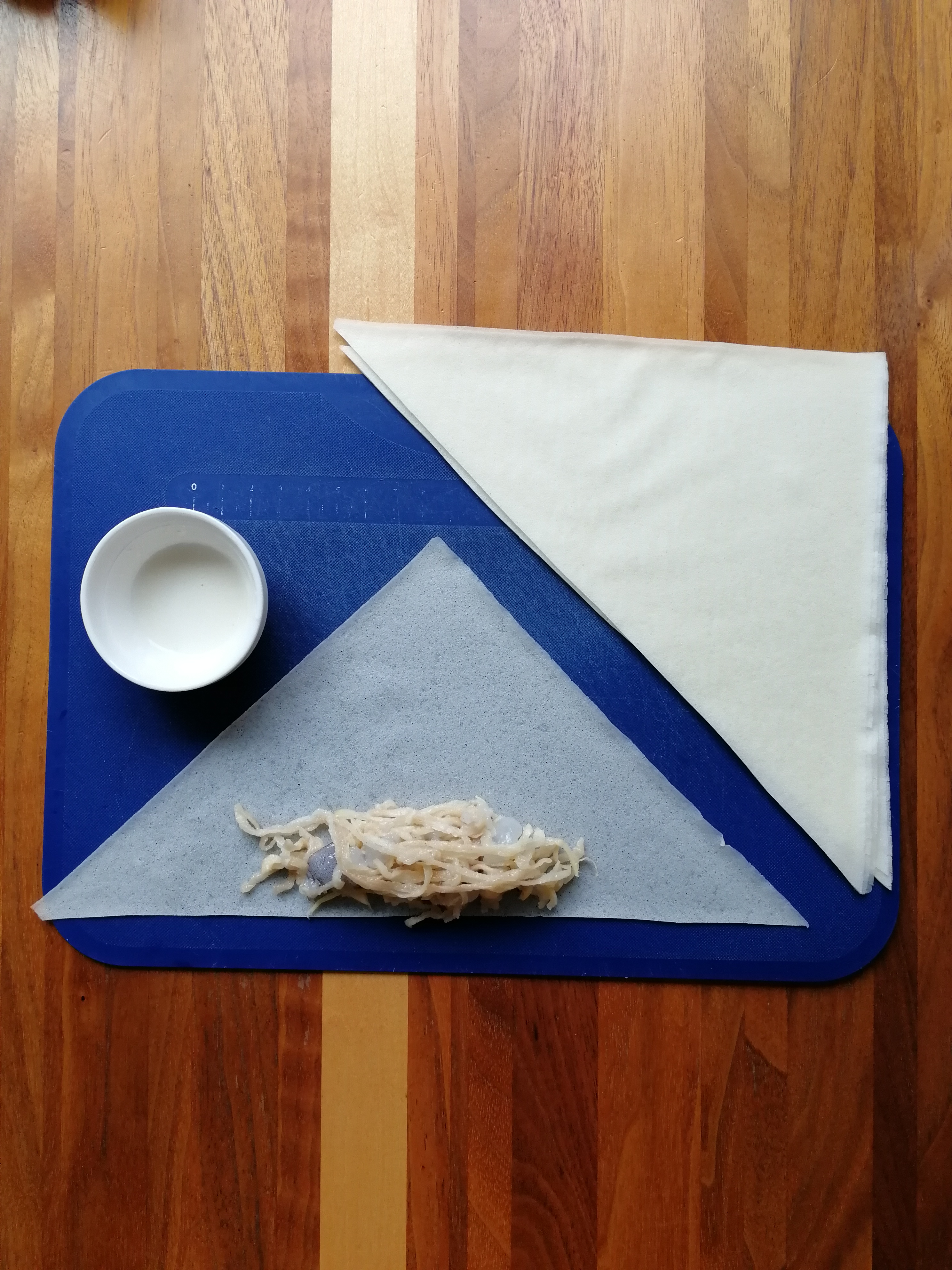 春巻きの皮は三角に半分に切り、③の具材をのせ、細長く巻き最後は水溶き小麦粉（分量外）で止める。