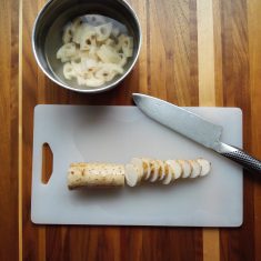 フライパンに油を熱し、長芋を焼き、焼けたら一度取り出す。