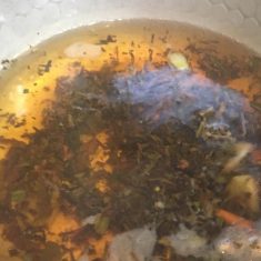 鍋に水を入れ沸騰したら茶葉と①を入れ、中火で1〜2分ほど煮立たせる。