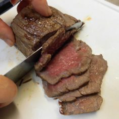 お好みの厚さにカットしてできあがり！　わさび醤油かステーキソースでいただくのがおすすめ。