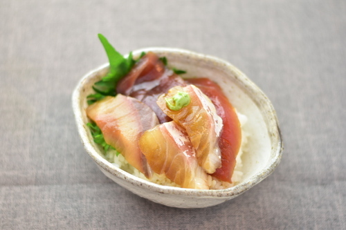 温かいごはんに大葉をしいて③を乗せて=漬け丼のタレ＝をかける。