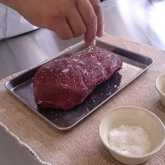 「もも肉」か「ロース」を解凍。ドリップが出たらキッチンペーパーで拭き取りつつ