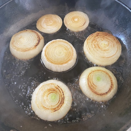 塩こしょうを軽く振りかけ、器に盛り仕上げにパセリを振って完成。