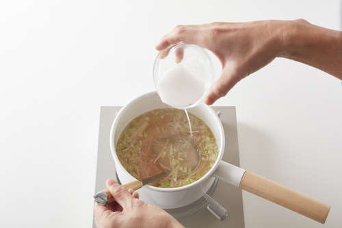 １に水溶き片栗粉を少しづつ加えながら混ぜ、とろみをつける。