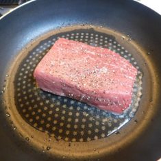 フライパンにサラダ油を引き、肉のすべての面に焼き目をつける。