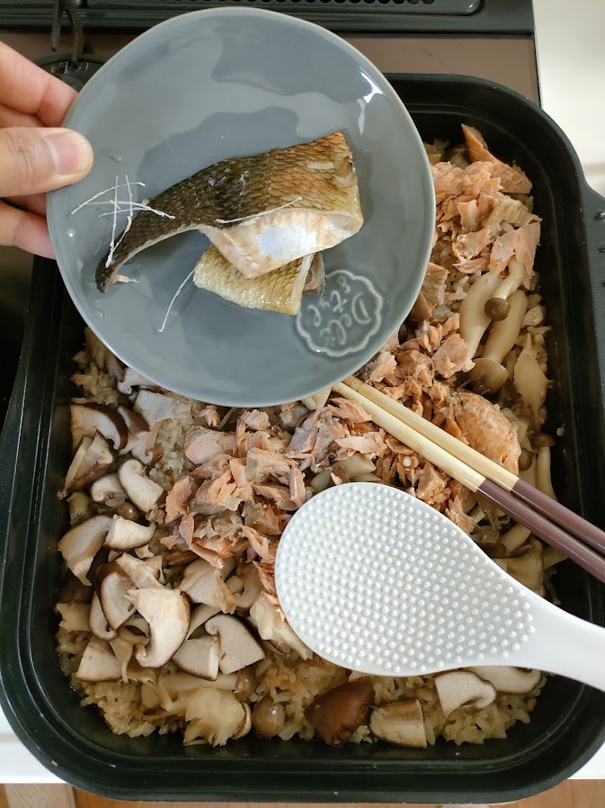 炊けたら鮭の皮と骨を取り除き、さっくりと混ぜる。