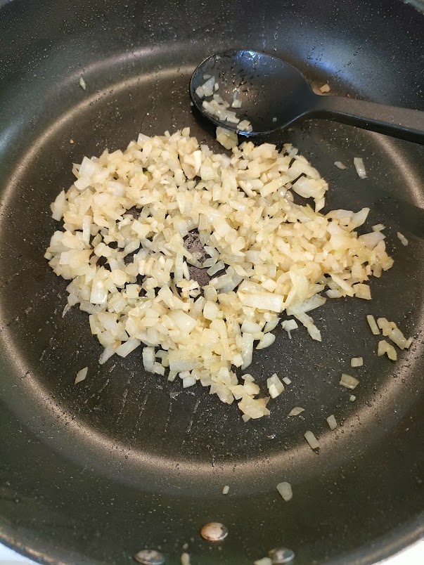 フライパンにオリーブオイル大さじ1を入れ、にんにくと玉ねぎをしんなりするまで炒める。
