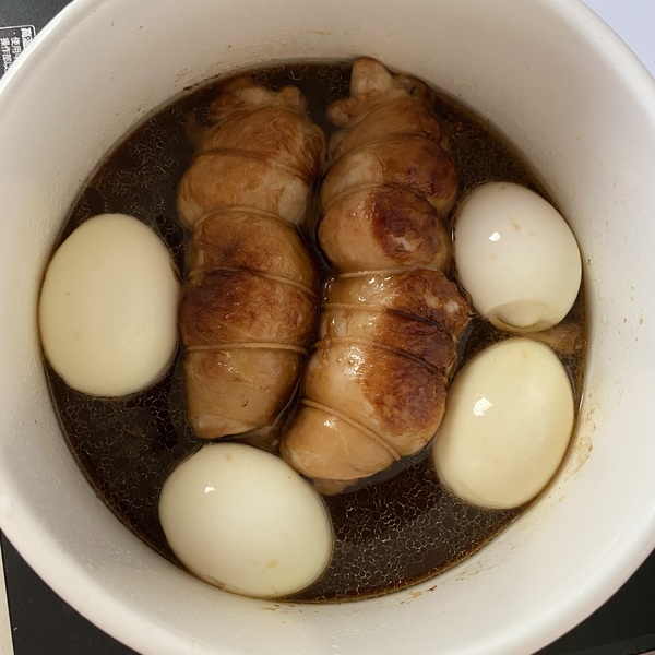 火から下ろし、煮汁にゆで卵を漬け込み、冷めるまで置いておく。