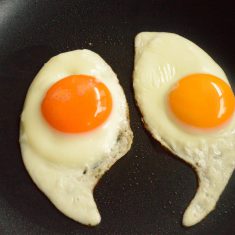 フライパンを熱しサラダ油を小さじ1ひき、割った卵を入れて目玉焼きを作る。蓋はせず弱火で10分程度加熱する。