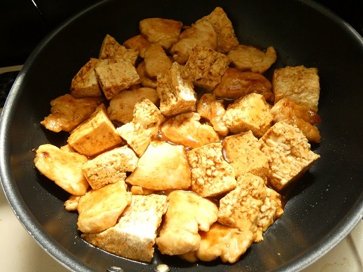 両面きつね色になったら、★印の調味料と焼き豆腐を手で大きくちぎりながら入れます。2～3分煮て全体に味が絡んだら完成。