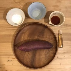  細めのさつまいもを8mm程度の厚さで輪切りにする
