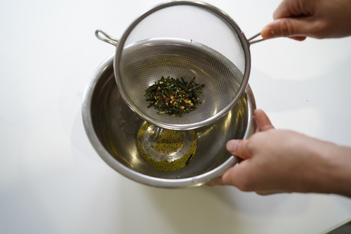 お茶漬けの素をザルに通して、薬味と粉末ダシに分ける。