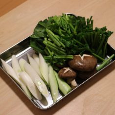 ねぎの残りの部分は5㎝の長さに斜めに切る。ほうれん草も5㎝幅に切る。しいたけは石づきを取っておく。