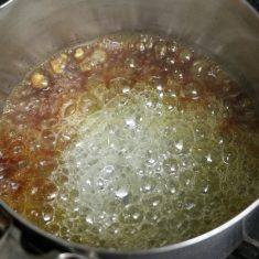 カラメルソースを作る			