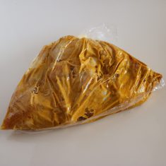 鶏手羽元肉は骨に沿って切込みを入れ、②の袋に入れてよくもんだら3時間以上冷蔵庫で味をなじませる。