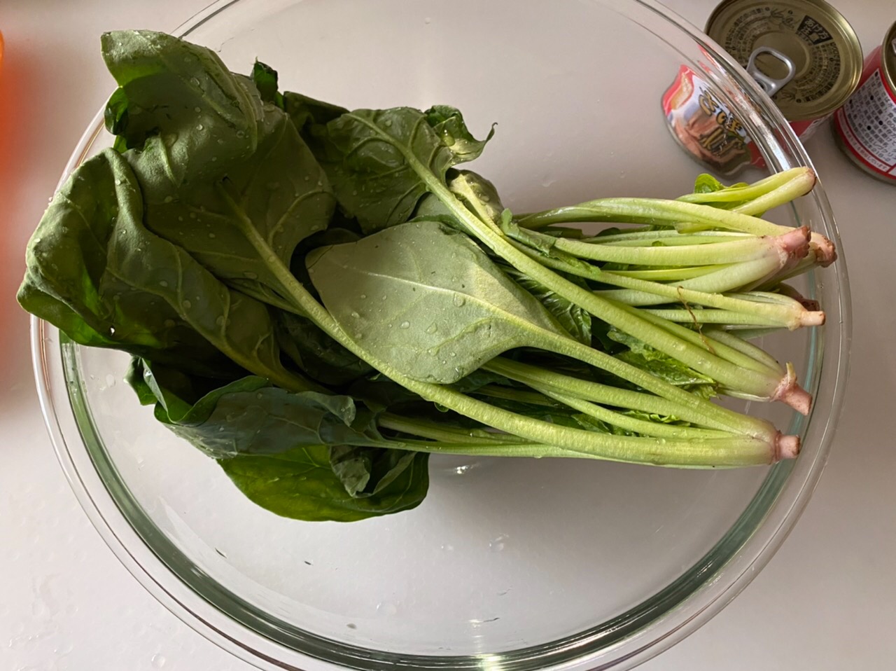 ほうれん草を茹で水で冷やし、よく水を切る