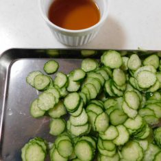 きゅうりは輪切りにして、軽く塩を振る。砂糖、醬油、お酢を混ぜ合わせておく。