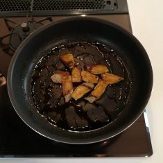 ドレッシングを添える。ドレッシングは食べる直前に。