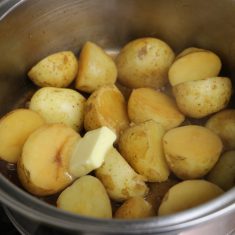 仕上げにバターを加えて全体をざっと混ぜて、①でゆでたそら豆を散らしたら出来上がり。