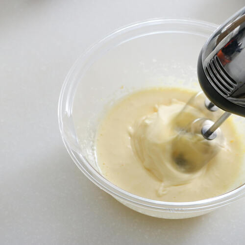 卵をボウルに割り入れ、ハンドミキサーで泡立てる。砂糖を3-4回に分けながら加え、白くとろんとするまで混ぜる。

