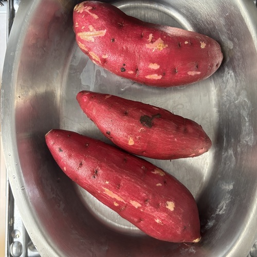 さつま芋はきれいに洗いシェフポットに並べる。
蓋をして火力《上火：弱／下火：弱》で30〜40分加熱する。