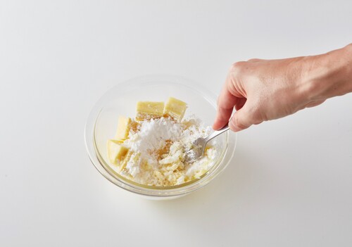 レンジから取り出し、熱いうちに、片栗粉、砂糖、塩少々を加え、フォークで潰しながら混ぜる。
