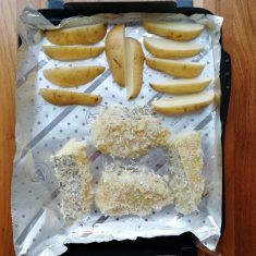 じゃがいもは良く洗い皮付きのまま縦に切り、水にさらして水気をきる。