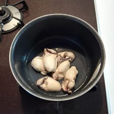 白菜は2cmくらいの細切り、玉ねぎはみじん切りにして、①の鍋に入れ、水とコンソメを入れて弱火で野菜が軟らかくなるまで煮る。