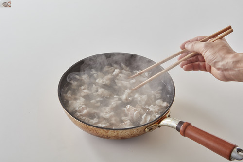 鍋に水をたっぷりと沸かし、火を止めたら、１をいれ菜箸で混ぜ、
色がしっかりと変わったら、ザルで水気をきり、冷ます。