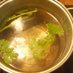①で分けた茎をだし（又は水と昆布茶）に入れ、沸かす。
