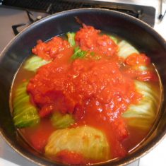 ④にトマト缶を加え、更に煮て、塩、こしょう、砂糖で味を調えて出来上がり。