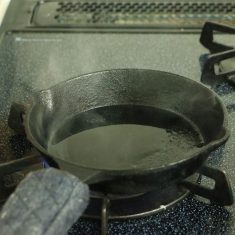別のフライパンでごま油を煙が出るくらいまで熱し、豆苗の上にジャッとかける。