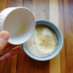 細目パン粉にオリーブオイルを混ぜ、ノンフライパン粉を作る。