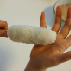 ご飯が半分くらいつぶれたら、割り箸に握りながらつけて棒状にする。