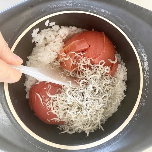 炊きあがったら、ちりめんじゃこを加えトマトを崩しながら軽く混ぜる。