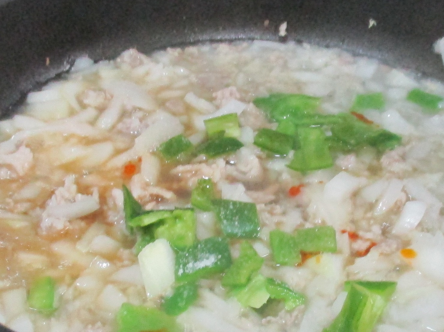 2に、小角切りのピーマン、麺つゆ、しょうゆ、ラー油、塩、水100ccを加え、煮立たせる。