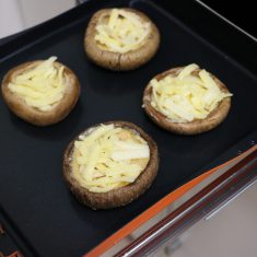しいたけの裏側に②を塗り、シュレッドチーズを乗せる。