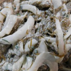 ②の中に小麦粉を少量ずつ加えていく。（一遍にいれず、様子をみながら）
