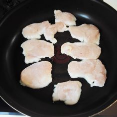 フライパンにサラダ油をひき、　①を中火で焼く。焼けたら（A）を混ぜ合わせたものを加えて煮からめる。