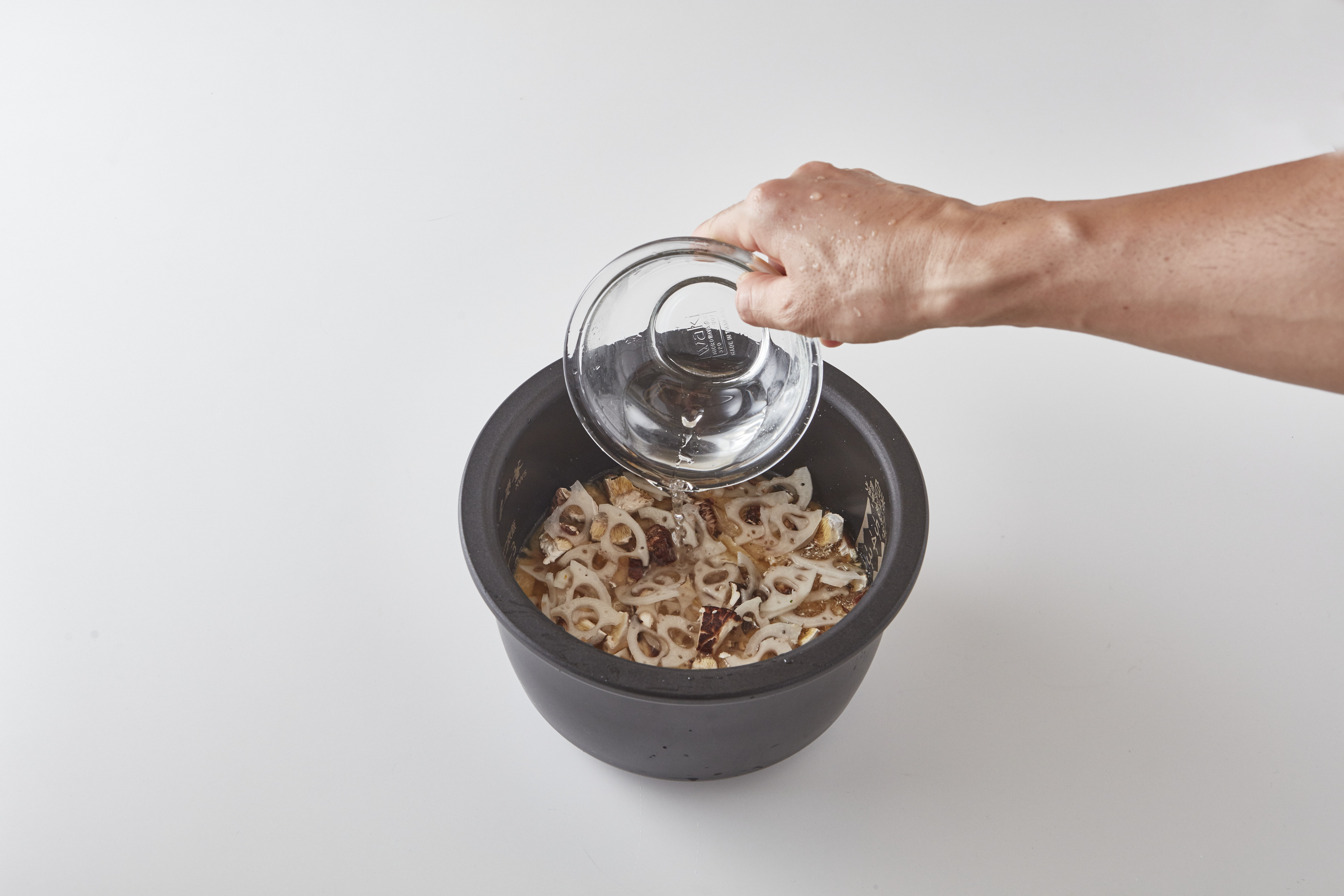 レンコンはいちょう切り、油揚げは細切りにする。干し椎茸の軸を除き、手で小さめに割る。