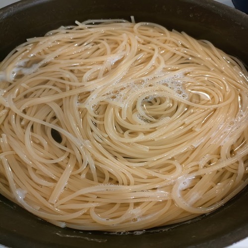 パスタはたっぷりのお湯に塩を入れて、袋の表示時間茹で始める。