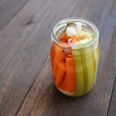 瓶に野菜を縦にしっかり詰め、①のピクルス液を注ぎ入れる。