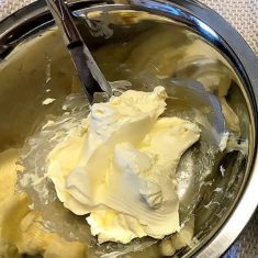 柔らかくなったクリームチーズに砂糖を入れ、泡だて器でよく混ぜる。