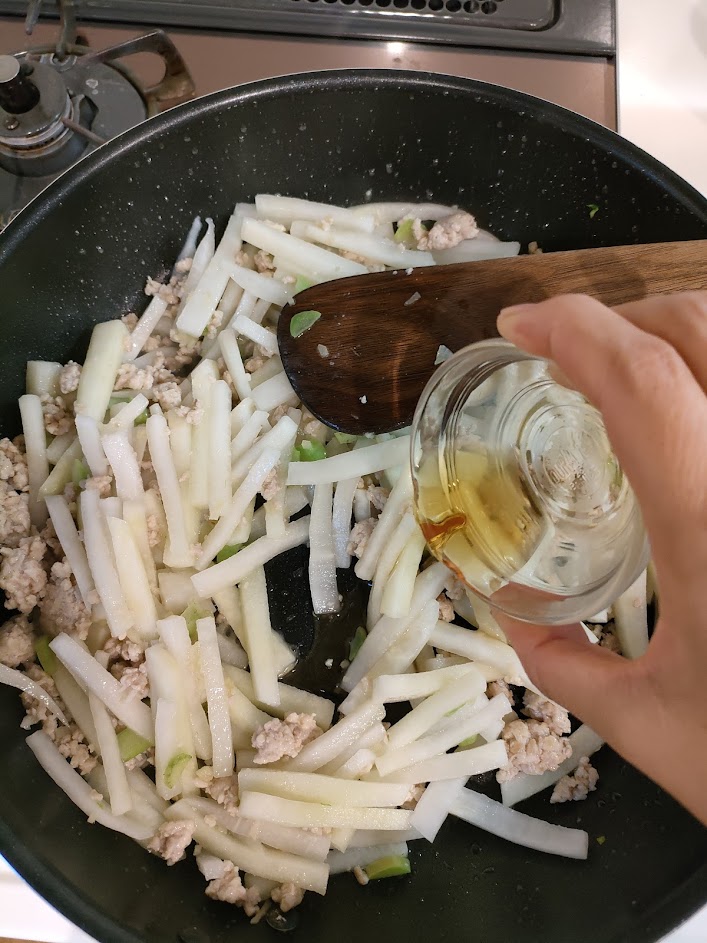 酒をふって、鶏ガラスープの素小さじ1/2、こしょうをし、味見をする。さらに必要なら鶏ガラスープの素を足しても良い。