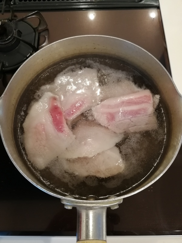 豚バラ肉は茹でて５㎜角に切る。人参と①のシイタケも５㎜角に切る。