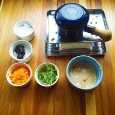 木綿豆腐は半分の高さになるまで、水切りをする（重しをして約30分）。きくらげは水で戻す。