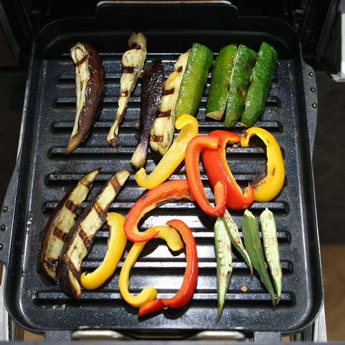 調理モード［焼く］の強火で10分焼きオクラを取り出す。残りの野菜は上下をひっくり返してさらに5分焼く。