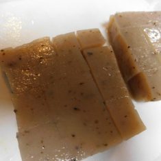 こんにゃくは、4mmにカットし、下茹でする。赤唐辛子は、小口切りにする。